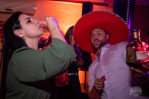 Lívia – Lívia 15 Anos – Ensaio – Ensaio Debutante – Casa da Amizade – Debutante – Campo – Felicidade – Associação Rural de Pelotas – Azul – Fotografia de Família – Debutante – Cantora – Vestido – Lacrou – Antonio Rocha Fotografias – Pelotas – Linda'