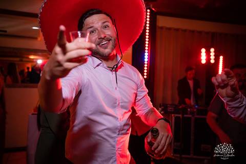 Lívia – Lívia 15 Anos – Ensaio – Ensaio Debutante – Casa da Amizade – Debutante – Campo – Felicidade – Associação Rural de Pelotas – Azul – Fotografia de Família – Debutante – Cantora – Vestido – Lacrou – Antonio Rocha Fotografias – Pelotas – Linda'