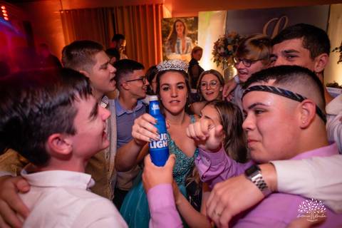 Lívia – Lívia 15 Anos – Ensaio – Ensaio Debutante – Casa da Amizade – Debutante – Campo – Felicidade – Associação Rural de Pelotas – Azul – Fotografia de Família – Debutante – Cantora – Vestido – Lacrou – Antonio Rocha Fotografias – Pelotas – Linda'
