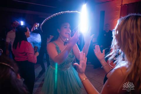 Lívia – Lívia 15 Anos – Ensaio – Ensaio Debutante – Casa da Amizade – Debutante – Campo – Felicidade – Associação Rural de Pelotas – Azul – Fotografia de Família – Debutante – Cantora – Vestido – Lacrou – Antonio Rocha Fotografias – Pelotas – Linda'