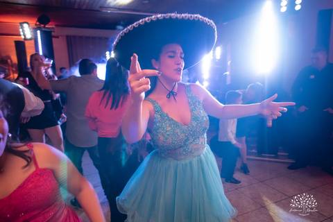 Lívia – Lívia 15 Anos – Ensaio – Ensaio Debutante – Casa da Amizade – Debutante – Campo – Felicidade – Associação Rural de Pelotas – Azul – Fotografia de Família – Debutante – Cantora – Vestido – Lacrou – Antonio Rocha Fotografias – Pelotas – Linda'