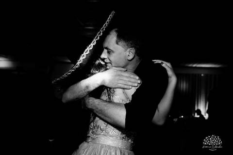 Lívia – Lívia 15 Anos – Ensaio – Ensaio Debutante – Casa da Amizade – Debutante – Campo – Felicidade – Associação Rural de Pelotas – Azul – Fotografia de Família – Debutante – Cantora – Vestido – Lacrou – Antonio Rocha Fotografias – Pelotas – Linda'