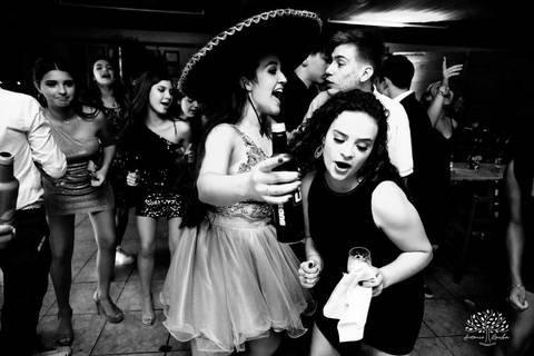 Lívia – Lívia 15 Anos – Ensaio – Ensaio Debutante – Casa da Amizade – Debutante – Campo – Felicidade – Associação Rural de Pelotas – Azul – Fotografia de Família – Debutante – Cantora – Vestido – Lacrou – Antonio Rocha Fotografias – Pelotas – Linda'