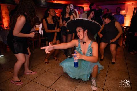 Lívia – Lívia 15 Anos – Ensaio – Ensaio Debutante – Casa da Amizade – Debutante – Campo – Felicidade – Associação Rural de Pelotas – Azul – Fotografia de Família – Debutante – Cantora – Vestido – Lacrou – Antonio Rocha Fotografias – Pelotas – Linda'