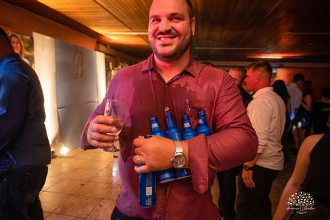 Lívia – Lívia 15 Anos – Ensaio – Ensaio Debutante – Casa da Amizade – Debutante – Campo – Felicidade – Associação Rural de Pelotas – Azul – Fotografia de Família – Debutante – Cantora – Vestido – Lacrou – Antonio Rocha Fotografias – Pelotas – Linda'