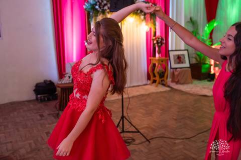 festa - Helena Kichofel - Comunidade Sant'Ana - Colônia Maciel - Pelotas/RS - ensaio externo - nascer do Sol - praia do Laranjal - por do sol - Parque Una - making of vestido - valsa - saia rodada - surpresa - anel de 15 anos – Antonio Rocha Fotografias'