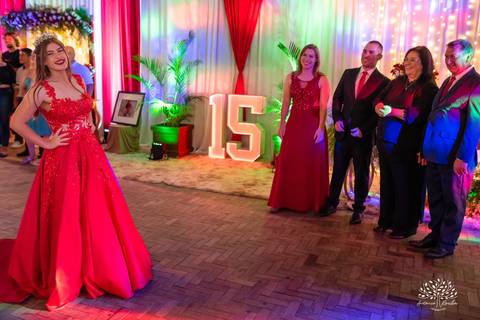 festa - Helena Kichofel - Comunidade Sant'Ana - Colônia Maciel - Pelotas/RS - ensaio externo - nascer do Sol - praia do Laranjal - por do sol - Parque Una - making of vestido - valsa - saia rodada - surpresa - anel de 15 anos – Antonio Rocha Fotografias'