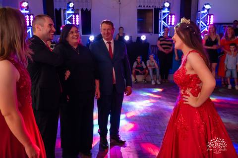 festa - Helena Kichofel - Comunidade Sant'Ana - Colônia Maciel - Pelotas/RS - ensaio externo - nascer do Sol - praia do Laranjal - por do sol - Parque Una - making of vestido - valsa - saia rodada - surpresa - anel de 15 anos – Antonio Rocha Fotografias'