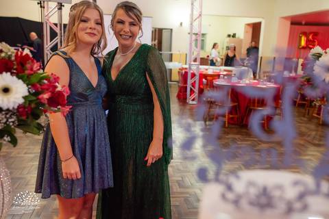 •	Festa - 15 anos - Helena Kolhs Fischer – Ensaio - Vinícola Nardello - Morro Redondo – Homenagens - Troca de sapato – Valsa - pista de dança -Infinity Bartenders -Vestido vermelho – Antonio Rocha Fotografias - Pelotas'