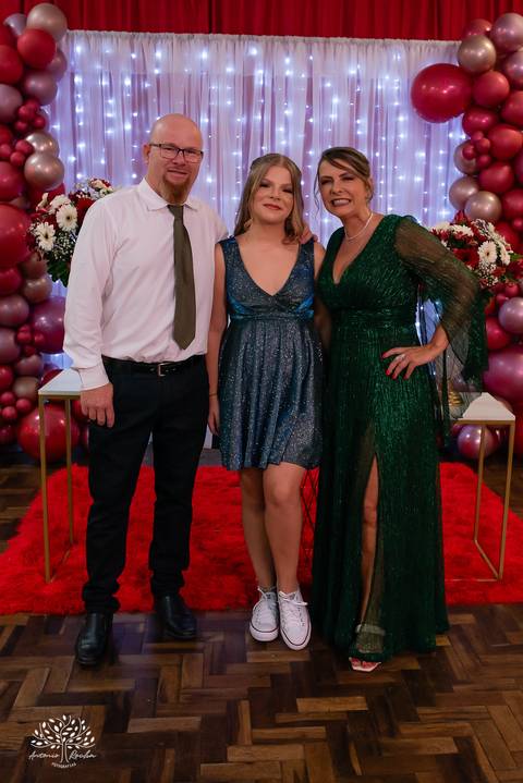 •	Festa - 15 anos - Helena Kolhs Fischer – Ensaio - Vinícola Nardello - Morro Redondo – Homenagens - Troca de sapato – Valsa - pista de dança -Infinity Bartenders -Vestido vermelho – Antonio Rocha Fotografias - Pelotas'