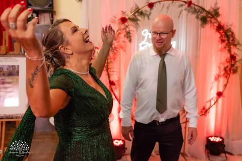 •	Festa - 15 anos - Helena Kolhs Fischer – Ensaio - Vinícola Nardello - Morro Redondo – Homenagens - Troca de sapato – Valsa - pista de dança -Infinity Bartenders -Vestido vermelho – Antonio Rocha Fotografias - Pelotas'