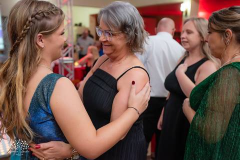 •	Festa - 15 anos - Helena Kolhs Fischer – Ensaio - Vinícola Nardello - Morro Redondo – Homenagens - Troca de sapato – Valsa - pista de dança -Infinity Bartenders -Vestido vermelho – Antonio Rocha Fotografias - Pelotas'