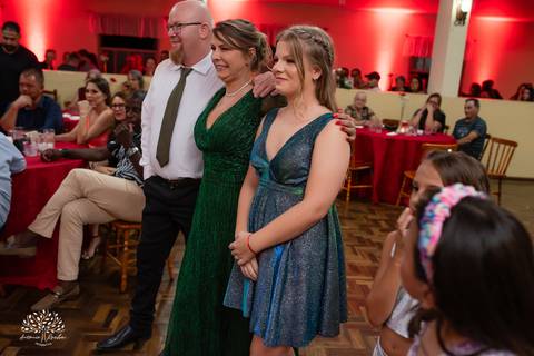 •	Festa - 15 anos - Helena Kolhs Fischer – Ensaio - Vinícola Nardello - Morro Redondo – Homenagens - Troca de sapato – Valsa - pista de dança -Infinity Bartenders -Vestido vermelho – Antonio Rocha Fotografias - Pelotas'