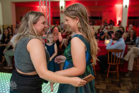 •	Festa - 15 anos - Helena Kolhs Fischer – Ensaio - Vinícola Nardello - Morro Redondo – Homenagens - Troca de sapato – Valsa - pista de dança -Infinity Bartenders -Vestido vermelho – Antonio Rocha Fotografias - Pelotas'