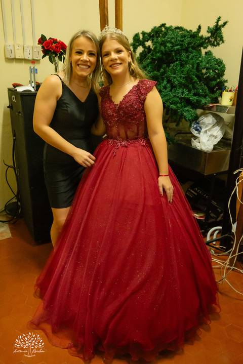 •	Festa - 15 anos - Helena Kolhs Fischer – Ensaio - Vinícola Nardello - Morro Redondo – Homenagens - Troca de sapato – Valsa - pista de dança -Infinity Bartenders -Vestido vermelho – Antonio Rocha Fotografias - Pelotas'