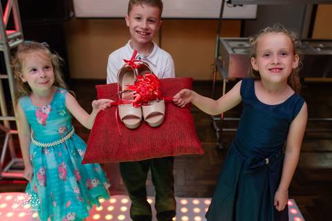 •	Festa - 15 anos - Helena Kolhs Fischer – Ensaio - Vinícola Nardello - Morro Redondo – Homenagens - Troca de sapato – Valsa - pista de dança -Infinity Bartenders -Vestido vermelho – Antonio Rocha Fotografias - Pelotas'