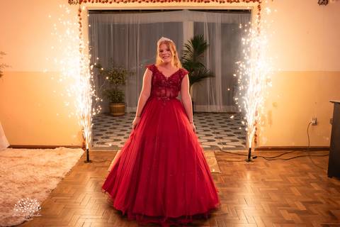 •	Festa - 15 anos - Helena Kolhs Fischer – Ensaio - Vinícola Nardello - Morro Redondo – Homenagens - Troca de sapato – Valsa - pista de dança -Infinity Bartenders -Vestido vermelho – Antonio Rocha Fotografias - Pelotas'