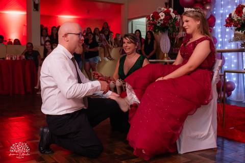 •	Festa - 15 anos - Helena Kolhs Fischer – Ensaio - Vinícola Nardello - Morro Redondo – Homenagens - Troca de sapato – Valsa - pista de dança -Infinity Bartenders -Vestido vermelho – Antonio Rocha Fotografias - Pelotas•	Festa - 15 anos - Helena Kolhs Fisc'