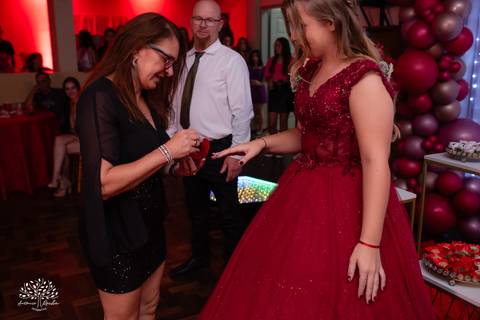 •	Festa - 15 anos - Helena Kolhs Fischer – Ensaio - Vinícola Nardello - Morro Redondo – Homenagens - Troca de sapato – Valsa - pista de dança -Infinity Bartenders -Vestido vermelho – Antonio Rocha Fotografias - Pelotas'