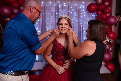•	Festa - 15 anos - Helena Kolhs Fischer – Ensaio - Vinícola Nardello - Morro Redondo – Homenagens - Troca de sapato – Valsa - pista de dança -Infinity Bartenders -Vestido vermelho – Antonio Rocha Fotografias - Pelotas'