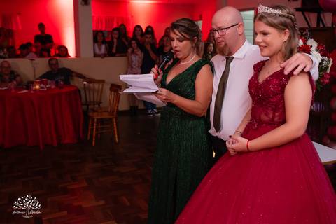 •	Festa - 15 anos - Helena Kolhs Fischer – Ensaio - Vinícola Nardello - Morro Redondo – Homenagens - Troca de sapato – Valsa - pista de dança -Infinity Bartenders -Vestido vermelho – Antonio Rocha Fotografias - Pelotas'