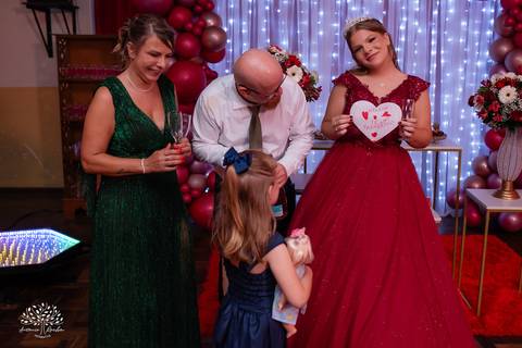 •	Festa - 15 anos - Helena Kolhs Fischer – Ensaio - Vinícola Nardello - Morro Redondo – Homenagens - Troca de sapato – Valsa - pista de dança -Infinity Bartenders -Vestido vermelho – Antonio Rocha Fotografias - Pelotas'