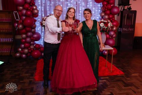 •	Festa - 15 anos - Helena Kolhs Fischer – Ensaio - Vinícola Nardello - Morro Redondo – Homenagens - Troca de sapato – Valsa - pista de dança -Infinity Bartenders -Vestido vermelho – Antonio Rocha Fotografias - Pelotas'