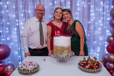 •	Festa - 15 anos - Helena Kolhs Fischer – Ensaio - Vinícola Nardello - Morro Redondo – Homenagens - Troca de sapato – Valsa - pista de dança -Infinity Bartenders -Vestido vermelho – Antonio Rocha Fotografias - Pelotas'