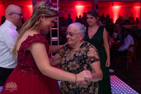 •	Festa - 15 anos - Helena Kolhs Fischer – Ensaio - Vinícola Nardello - Morro Redondo – Homenagens - Troca de sapato – Valsa - pista de dança -Infinity Bartenders -Vestido vermelho – Antonio Rocha Fotografias - Pelotas'