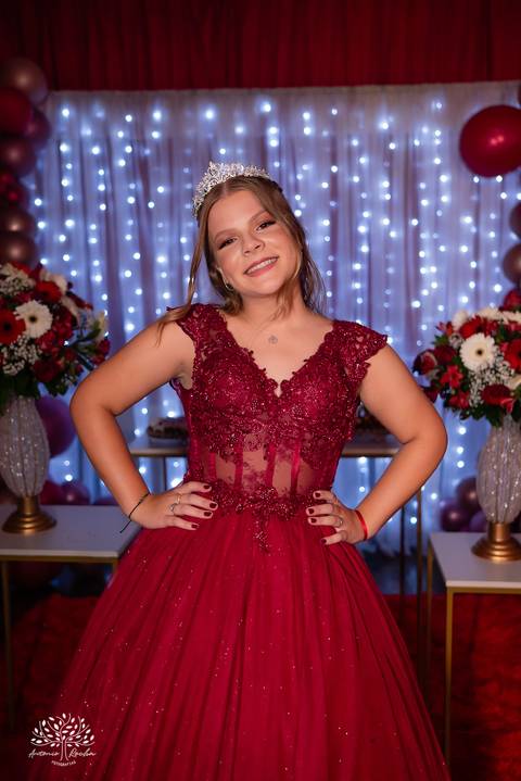 •	Festa - 15 anos - Helena Kolhs Fischer – Ensaio - Vinícola Nardello - Morro Redondo – Homenagens - Troca de sapato – Valsa - pista de dança -Infinity Bartenders -Vestido vermelho – Antonio Rocha Fotografias - Pelotas'