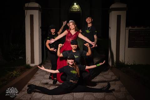 •	Festa - 15 anos - Helena Kolhs Fischer – Ensaio - Vinícola Nardello - Morro Redondo – Homenagens - Troca de sapato – Valsa - pista de dança -Infinity Bartenders -Vestido vermelho – Antonio Rocha Fotografias - Pelotas'