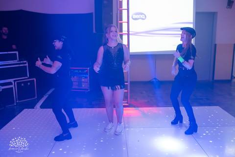 •	Festa - 15 anos - Helena Kolhs Fischer – Ensaio - Vinícola Nardello - Morro Redondo – Homenagens - Troca de sapato – Valsa - pista de dança -Infinity Bartenders -Vestido vermelho – Antonio Rocha Fotografias - Pelotas'