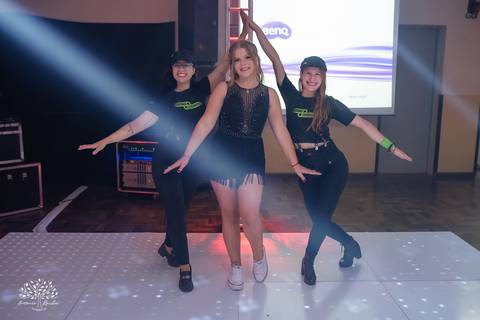 •	Festa - 15 anos - Helena Kolhs Fischer – Ensaio - Vinícola Nardello - Morro Redondo – Homenagens - Troca de sapato – Valsa - pista de dança -Infinity Bartenders -Vestido vermelho – Antonio Rocha Fotografias - Pelotas'