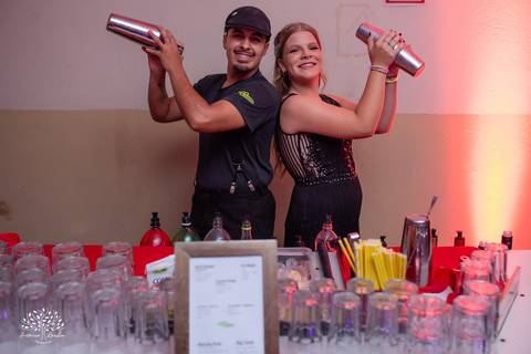 •	Festa - 15 anos - Helena Kolhs Fischer – Ensaio - Vinícola Nardello - Morro Redondo – Homenagens - Troca de sapato – Valsa - pista de dança -Infinity Bartenders -Vestido vermelho – Antonio Rocha Fotografias - Pelotas'