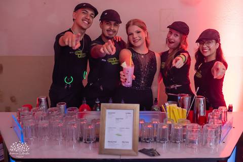 •	Festa - 15 anos - Helena Kolhs Fischer – Ensaio - Vinícola Nardello - Morro Redondo – Homenagens - Troca de sapato – Valsa - pista de dança -Infinity Bartenders -Vestido vermelho – Antonio Rocha Fotografias - Pelotas'