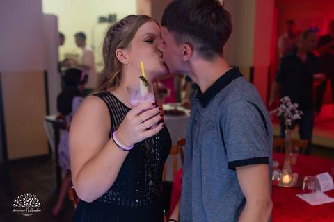 •	Festa - 15 anos - Helena Kolhs Fischer – Ensaio - Vinícola Nardello - Morro Redondo – Homenagens - Troca de sapato – Valsa - pista de dança -Infinity Bartenders -Vestido vermelho – Antonio Rocha Fotografias - Pelotas'