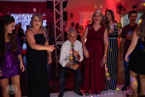 •	Festa - 15 anos - Helena Kolhs Fischer – Ensaio - Vinícola Nardello - Morro Redondo – Homenagens - Troca de sapato – Valsa - pista de dança -Infinity Bartenders -Vestido vermelho – Antonio Rocha Fotografias - Pelotas'