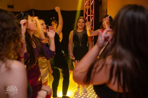 •	Festa - 15 anos - Helena Kolhs Fischer – Ensaio - Vinícola Nardello - Morro Redondo – Homenagens - Troca de sapato – Valsa - pista de dança -Infinity Bartenders -Vestido vermelho – Antonio Rocha Fotografias - Pelotas'