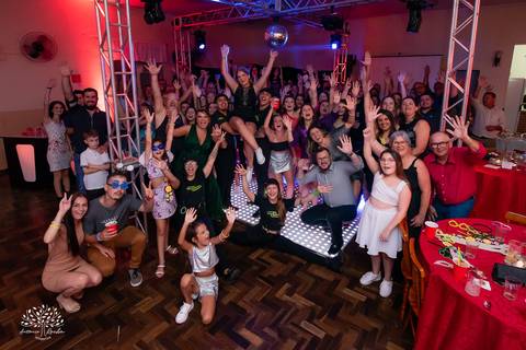 •	Festa - 15 anos - Helena Kolhs Fischer – Ensaio - Vinícola Nardello - Morro Redondo – Homenagens - Troca de sapato – Valsa - pista de dança -Infinity Bartenders -Vestido vermelho – Antonio Rocha Fotografias - Pelotas'