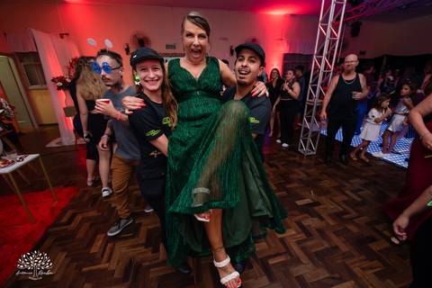 •	Festa - 15 anos - Helena Kolhs Fischer – Ensaio - Vinícola Nardello - Morro Redondo – Homenagens - Troca de sapato – Valsa - pista de dança -Infinity Bartenders -Vestido vermelho – Antonio Rocha Fotografias - Pelotas'