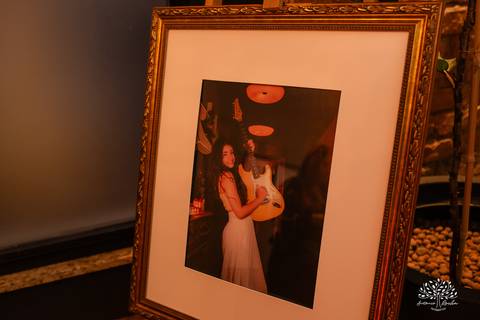 Noite especial – Analu – decoração impecável – debutante -talento -guitarrista – banda – surpresas 15 anos – dança pai – balada – balada -  pista-de-dança - memórias -  Antonio Rocha Fotografias – Engenho Eventos - Pelotas'