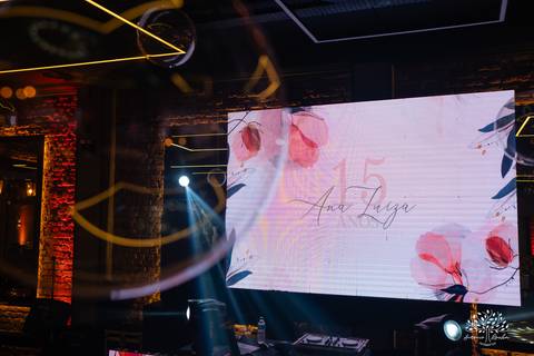 Noite especial – Analu – decoração impecável – debutante -talento -guitarrista – banda – surpresas 15 anos – dança pai – balada – balada -  pista-de-dança - memórias -  Antonio Rocha Fotografias – Engenho Eventos - Pelotas'
