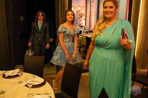 Noite especial – Analu – decoração impecável – debutante -talento -guitarrista – banda – surpresas 15 anos – dança pai – balada – balada -  pista-de-dança - memórias -  Antonio Rocha Fotografias – Engenho Eventos - Pelotas'