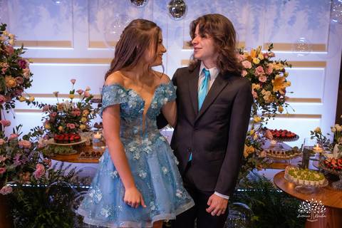 Noite especial – Analu – decoração impecável – debutante -talento -guitarrista – banda – surpresas 15 anos – dança pai – balada – balada -  pista-de-dança - memórias -  Antonio Rocha Fotografias – Engenho Eventos - Pelotas'