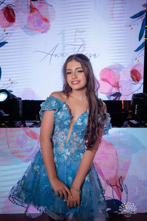 Noite especial – Analu – decoração impecável – debutante -talento -guitarrista – banda – surpresas 15 anos – dança pai – balada – balada -  pista-de-dança - memórias -  Antonio Rocha Fotografias – Engenho Eventos - Pelotas'