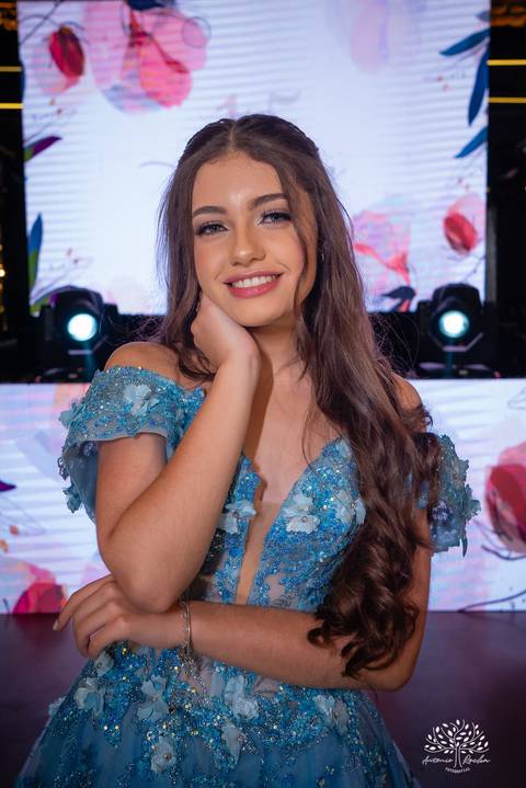 Noite especial – Analu – decoração impecável – debutante -talento -guitarrista – banda – surpresas 15 anos – dança pai – balada – balada -  pista-de-dança - memórias -  Antonio Rocha Fotografias – Engenho Eventos - Pelotas'