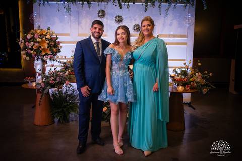 Noite especial – Analu – decoração impecável – debutante -talento -guitarrista – banda – surpresas 15 anos – dança pai – balada – balada -  pista-de-dança - memórias -  Antonio Rocha Fotografias – Engenho Eventos - Pelotas'