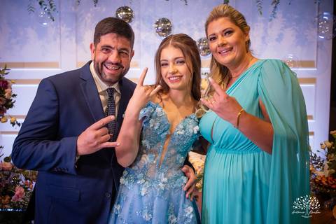 Noite especial – Analu – decoração impecável – debutante -talento -guitarrista – banda – surpresas 15 anos – dança pai – balada – balada -  pista-de-dança - memórias -  Antonio Rocha Fotografias – Engenho Eventos - Pelotas'