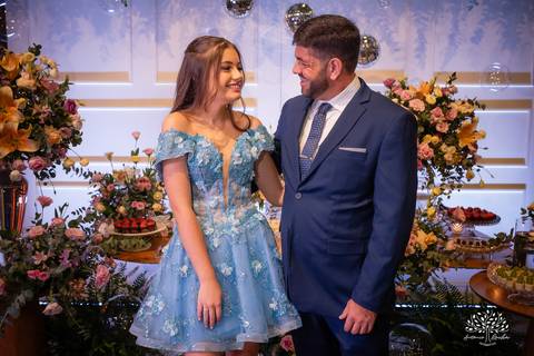 Noite especial – Analu – decoração impecável – debutante -talento -guitarrista – banda – surpresas 15 anos – dança pai – balada – balada -  pista-de-dança - memórias -  Antonio Rocha Fotografias – Engenho Eventos - Pelotas'