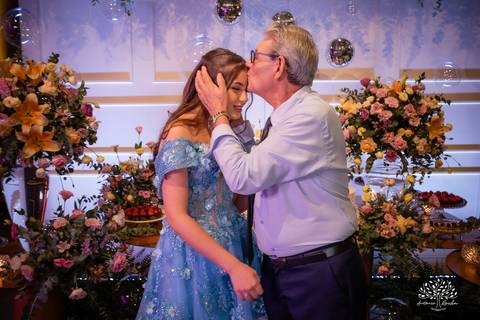 Noite especial – Analu – decoração impecável – debutante -talento -guitarrista – banda – surpresas 15 anos – dança pai – balada – balada -  pista-de-dança - memórias -  Antonio Rocha Fotografias – Engenho Eventos - Pelotas'